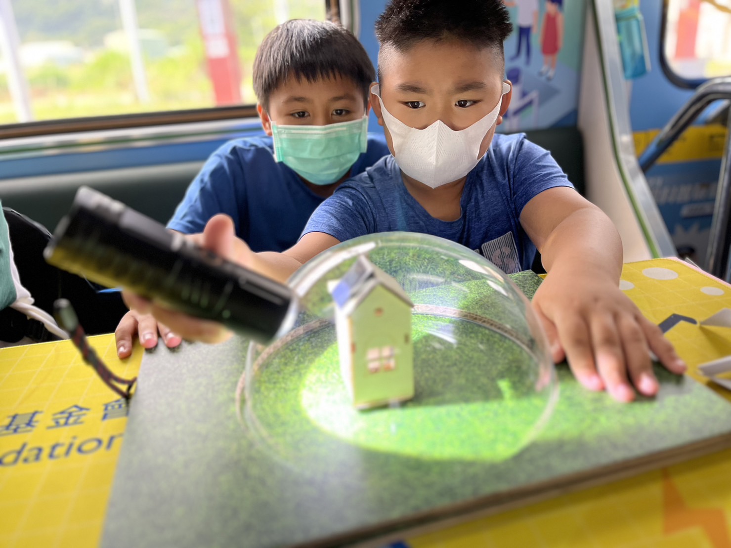 利博參與基礎科學主題車廂，以STEAM教學精神，設計「逐日科學家」、「太陽能工程師」以及「淨零建築師」三大能源科普課程和實驗