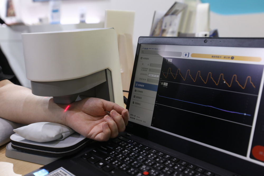 利博耘康脈象檢測系統透過電腦精準控制升降系統，還原中醫師三指把脈過程的舉、按、尋手法，將脈象感受轉化成數據，未來可結合大數據分析，實現智慧醫療及準確性